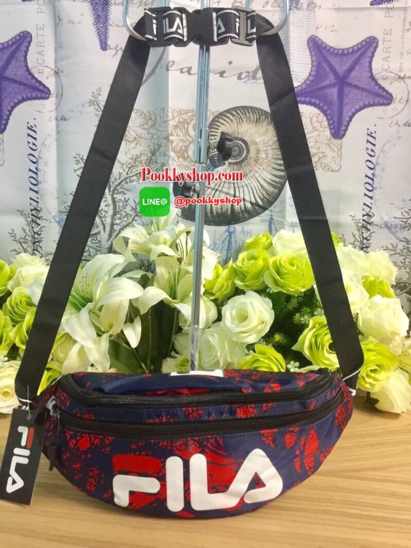 FILA Waist Bag.. รับซัมเมอร์ด้วยลวดลายเกร๋ๆ กระเป๋าคาดอกคาดเอว FILA แบรนด์ฮิตที่ไม่เคยตกเทรน มาให้สะพายกันก่อนใคร ด้วยดีไซต์ลวดลายที่แมทกันอย่างลงตัว ด้านหน้าสกรีนแบรนด์ วัสดุNYLON 100% เคลื่อบเงาอีก 1 ชั้น กันน้ำได้ในระดับหนึ่ง.. เปิดปิดด้วยซิปยาว จุของไ