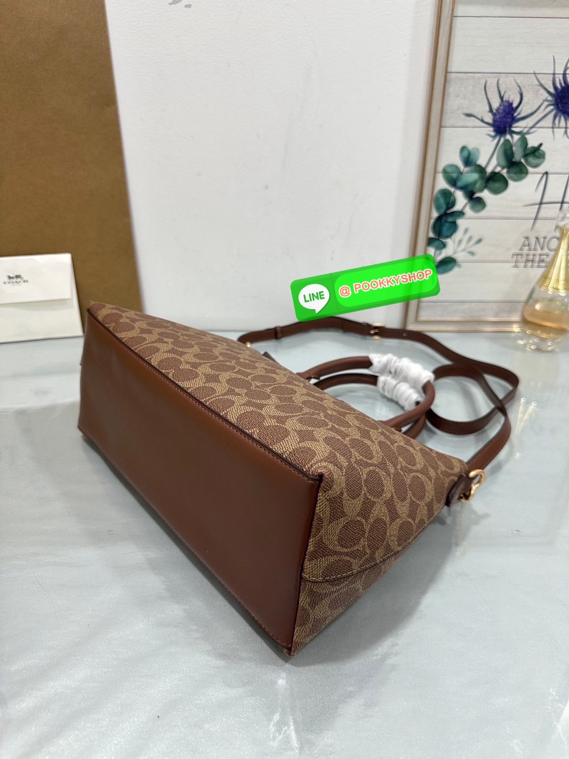 Coach CW422 Georgia Satchel Bag In Signature Canvas คลาสสิก เรียบหรู ใช้ได้ทุกโอกาส ใบนี้ไม่มีไม่ได้! Coach CW422 รุ่น Rowan Satchel คลาสสิก สวยหวานแต่ดูแพง ทรงหมอนถือได้ สะพายได้ น้ำหนักเบา ฟังก์ชันครบ ใส่ของได้เยอะ ไม่ต้องคิดนาน! จะออกงาน ทำงาน หรือใช้ท