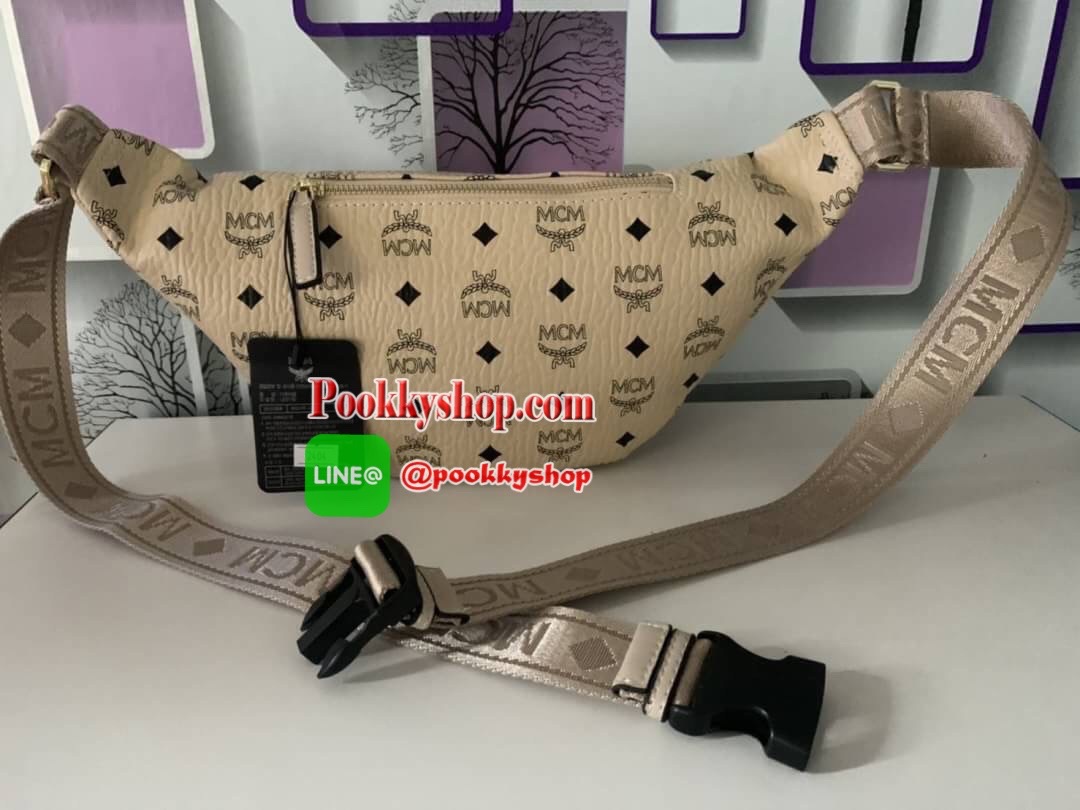 MCM Fursten ลาย Visetos กระเป๋าคาดอก/เอว ที่เข้ากับทุกไลฟ์สไตล์ จะคาดรอบเอวหรือพาดลำตัวก็ให้ลุคสตรีทแบบทันสมัย วัสดุหนังสังเคราะห์เคลือบผิวลาย Visetos หนังดีมากๆ ค่ะเปิด-ปิดด้วยซิป 2 ทาง ด้านหลังมีช่องซิปยาว 1 ซิป ด้านในโล่งกว้าง และมีช่องสำหรับเก็บของจุก