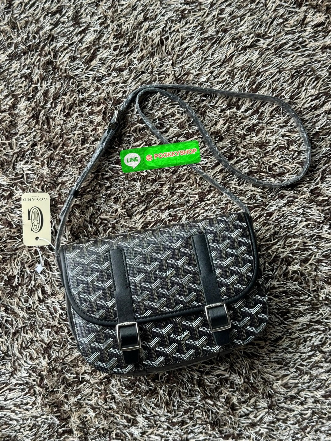 Goyard Belvedere Messenger ถูกออกแบบให้มีน้ำหนักเบาเพื่อความคล่องตัวสามารถใส่สิ่งของ ได้อย่างสบายและถือได้ว่าเหมาะอย่างยิ่ง สำหรับการใส่หลากหลายโอกาสด้วยสายสะพายแบบสะพายข้าง และฝาปิดกระเป๋าทั้งสองฝั่งที่แน่นหนา และยังมีการเพิ่มลูกเล่นด้วย ช่องใส่ของทางด้า