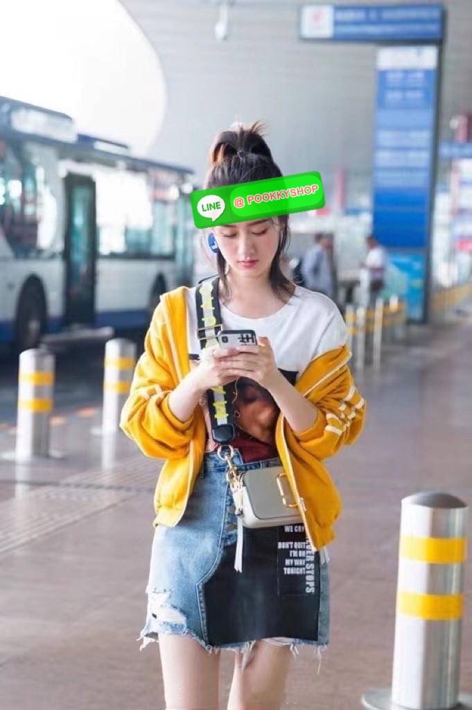 March Jacop Snapshot MJ Cross Body Bag กระเป๋าสะพายข้าง วัสดุหนัง Saffiano ด้านหน้าประดับด้วยโลโก้ J อันเป็นสัญลักษณ์ของแบรนด์ อะไหล่ทองหรูหรา มาพร้อมสายสะพายโลโก้แบบปรับได้ แบ่งเป็น2ช่องซิป ใบนี้คือเรียบหรูแต่ดูดีมาก ไม่ควรพลาดเลยค่า