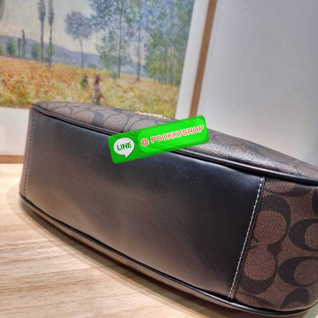 COACH CI791 MARA HOBO IN SIGNATURE CANVAS 🔆 Details รุ่นใหม่ พร้อมสีใหม่ก่อนใคร กับกระเป๋าสะพายทรงโฮโบ ใบใหญ่จุใจ ดีไซน์ออกมาให้รูปทรงดูหรู สุดพิเศษที่มีสายสะพายมาให้ถึง 2 แบบ เป็นสายสั้นสำหรับสะพายไหล่ และสายยาวสำหรับสะพายข้าง สามารถสลับใช้ได้ตาม