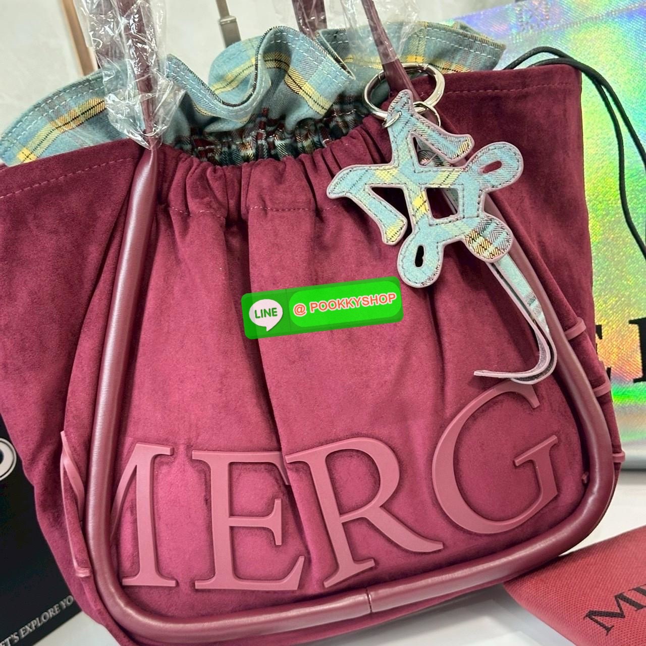 Merge A Day Bag Medium - Suede Edition (Limited) กระเป๋าสะพายไหล่ size ใหม่ ขนาดกระทัดรัดขึ้น แต่ยังสามารถจุของได้เยอะเหมือนเดิม ปรับสายกระเป๋าเป็นแบนสะพายทั้งวันไม่รู้สึกเมื่อยไหล่คะ