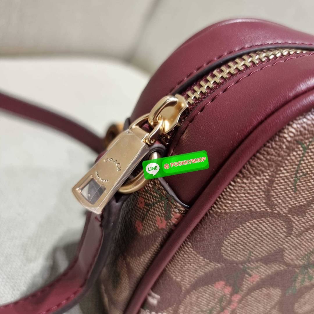 COACH CA719 MINI JAMIE CAMERA BAG IN SIGNATURE CANVAS WITH WILDFLOWER PRINT กระเป๋าสะพายข้าง สวยอยู่ทรง รอบนี้มาในไซน์มินิ ขนาดกำลังดี ดีไซน์น่ารักน่าใช้ ด้วยลายพริ้นท์คละรอบใบ วัสดุหนังแคนวาสเคลือบลาย เปิด-ปิดด้วยซิป ใช้งานสะดวก ภายในเป็นช่องโล่ง พกพาของ