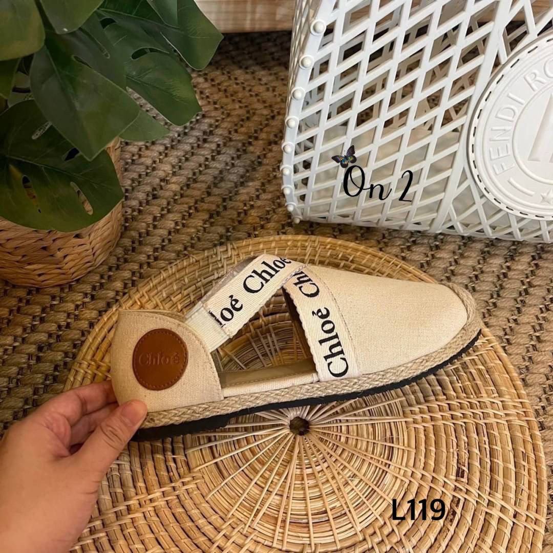 ชนชอปค่ะ รองเท้าคัชชู Chloe ตัวใหม่ แต่งสายแบรนด์ไขว้น่ารัก ผ้าแคนวาสขอบปอ พื้นปั้มสายมียางยืดใส่ง่าย ปีนี้ Chole มาแรงสุดทุกคอล สาวๆห้ามพลาดนะคะ