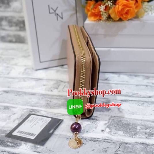Lyn กระเป๋าสตางค์ใบยาว ด้านหน้าปั๊มโลโก้แบรนด์ แต่งโลหะทอง ด้านในมีช่องใส่บัตรเยอะมาก และมีช่องซิบ ตัวจับซิบแต่งไข่มุกเม็ดโตๆห้อยป้ายโลหะปั๊มโลโก้แบรนด์ด้วยสวยมากเกินหน้ามากค้าาา