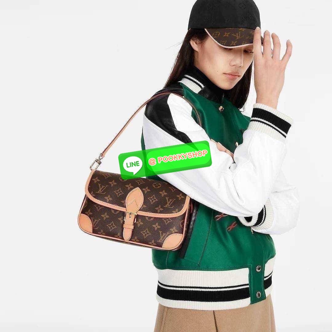 LV DIANE BAG 🔆 Details กระเป๋ามัลติฟังก์ชั่นสุดคุ้มจากเคาน์เตอร์ dutyfree ที่ดีไซน์ออกมาน่ารักน่าใช้มากๆ มีสายมาให้ถึง 2 แบบ สายหนังคล้องไหล่ได้ และสายสปอร์ตครอสบอดี้ได้ ปรับเปลี่ยนใช้ตามลุคแต่ละวันได้เลย
