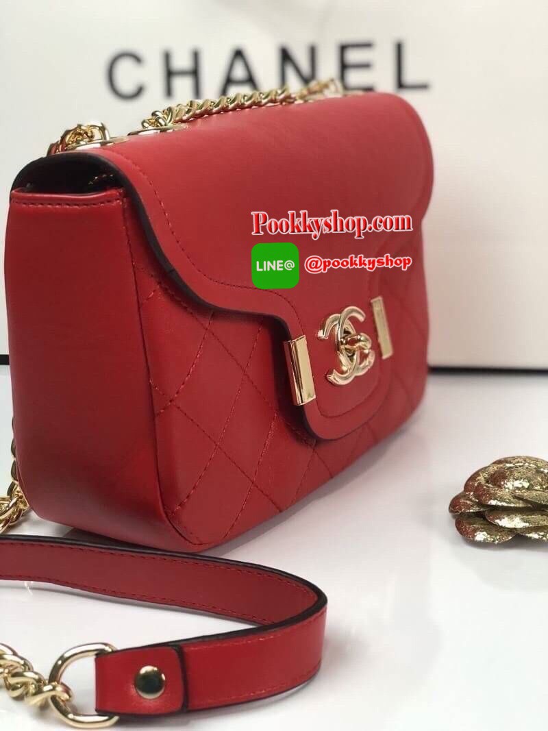 Chanel อเนกประสงค์ รุ่น Limited edition วัสดุหนังแกะเรียบขนาดเล็กกะทัดรัดน้ำหนักเบามีช่องใส่ของจุกจิกเปิดปิดด้วยฝาปิดกระดุม และซิป มีช่องใส่บัตร ช่องซิป ใส่กระเป๋าสตางค์ใบกลางได้ค่ะตัวจริงสวยมากๆถูกใจรีบจองนะคะใส่มือถือได้ทุกรุ่นสายสะพายยาวคู่สะพายได้สองแ