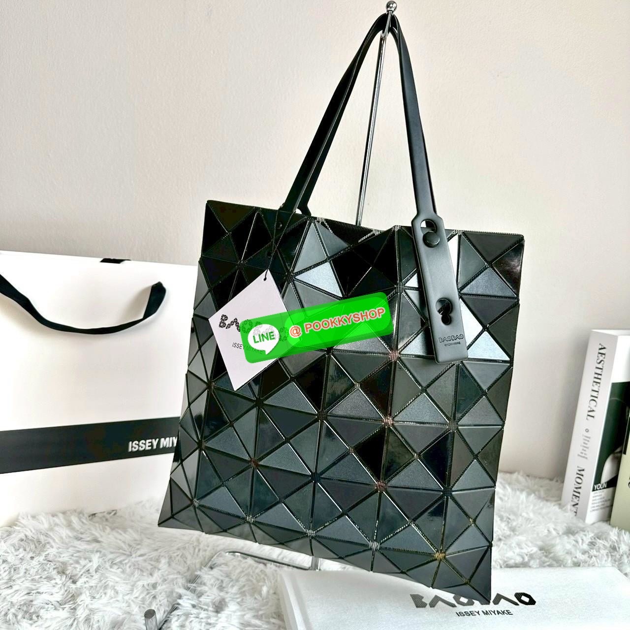 BAOBAO ISSEY MIYAKE QUATRO กระเป๋าไอคอนิกที่ไม่เคยตกเทรนด์! เรียบหรู แต่มีดีไซน์สะดุดตา โครงสร้างสามเหลี่ยมเอกลักษณ์เฉพาะของแบรนด์ ด้านในบุผ้า มีช่องซิปสำหรับเก็บของ น้ำหนักเบา สะพายสบาย ใส่ของได้เยอะมาก