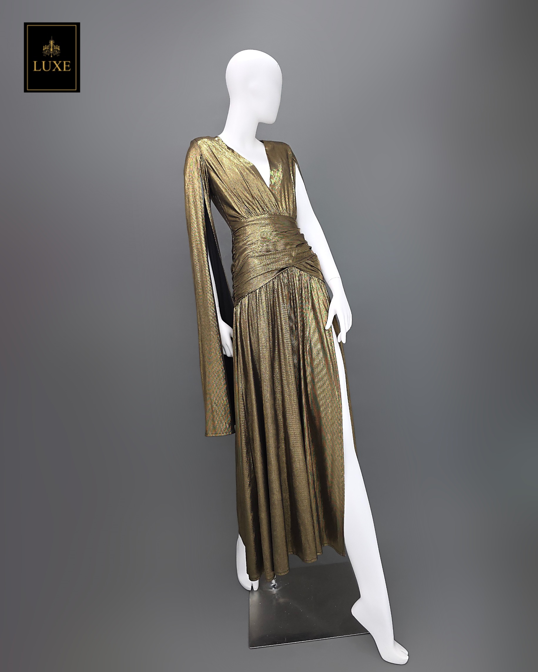 เดรสแฟชั่น แม็กซี่เดรสเสื้อคอวีป้าย แขนยาวเป็นผ้าคลุมในตัว กระโปรงเข้ารูปตรงสะโพก ผ่าหน้าขา ชายกระโปรงบาน