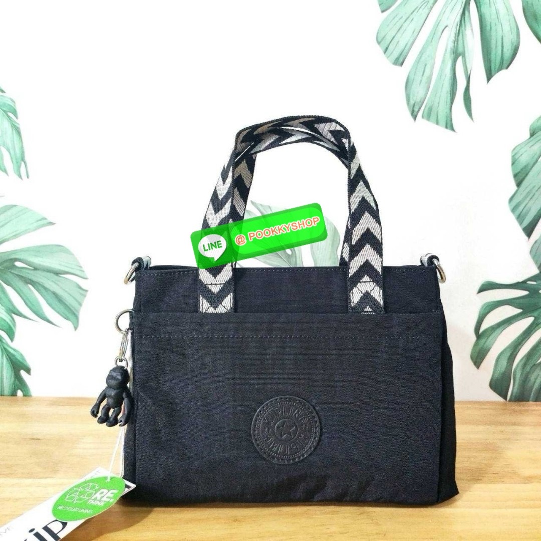 Kipling Kanaan กระเป๋าถือหรือสะพาย ขนาดเล็ก กะทัดรัด ดีไซน์เรียบ หรู วัสดุ ด้านนอก Nylon+ ซับใน Recycled Polyester มีช่องแยกใช้งานหลายช่อง ประกอบด้วย -ช่องซิแด้านหน้า 1 ช่อง -ช่องใช้งานหลักด้านใน 1 ช่อง พร้อมช่องแยกจัดเก็บ และ ช่องซิปย่อย -ด้้านหลังมีช่อง