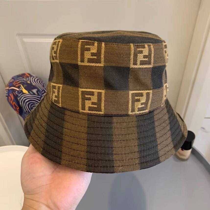 🎀หมวก FENDI Bucket ใส่สวย เหมาะกับหน้าหนาวนี้เลยจ้า สาวๆ สาวกงานแบรนด์ไม่ควรพลาดนะคร้าาา🎀