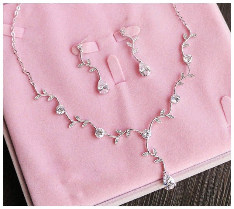 Hi-end Quality !!!! เซตต่างหู+สร้อย งานเพชร CZ แท้ งานเพชรคัดทุกเม็ดค่ะ ของจริงสวยมั๊กๆเลยค่ะ ดีไซใบไม้เลื้อยน่ารักที่สุด เพชรเล่นไฟดีมากๆๆๆ เพชรใสวิ้ง ดีไซส์น่ารักมากๆคะ งานสวย เริ่ดดด เพชรสวยวิ้ง เด้งไฟ งานเกรดจิวเวอรี่อย่างดีมีคุณภาพจ้า