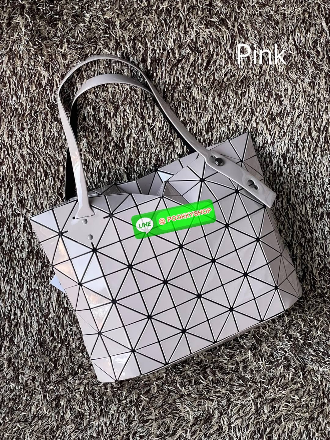 💕 Bao Bao Issey Miyake ROCK MATTE ซีรีส์นี้จะเป็นทรงสี่เหลี่ยมผืนผ้า มีซิปปิดด้านบน ถือเป็นรุ่นที่เหมาะกับการใช้งานในชีวิตประจำวัน สามารถพับมุมและบริเวณด้านล่างของกระเป๋าเพื่อเพิ่มความสะดวกสบายในการใช้งาน ทั้งยังช่วยให้วางกระเป๋าในแนวตั้งได้อีกด้ว
