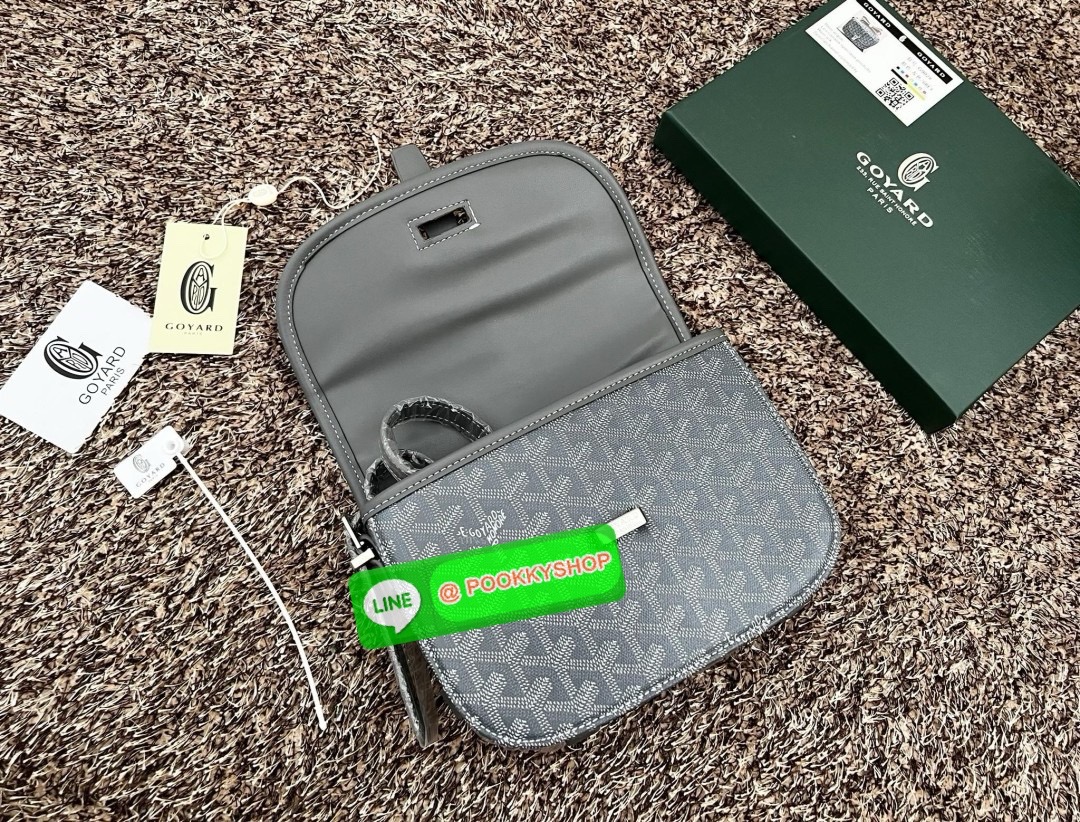 NEW NEW NEW จะเลิกฮิตกันกี่โมงค่าสำหรับรุ่นนี้ GOYARD BELVEDERE PM พร้อมส่ง! ได้ราคาดีมา จำนวนจำกัดค่ะ! 💌กระเป๋าสะพายข้างหรือครอสบอดี้ร์ หนังแท้สวย หนังมีความนิ่มในตัว น้ำหนักเบา ตอบโจทย์ได้ดีในทุกๆวันค่ะ 💌เปิด-ปิดกระเป๋า แบบตัวสอดด้านหน้า