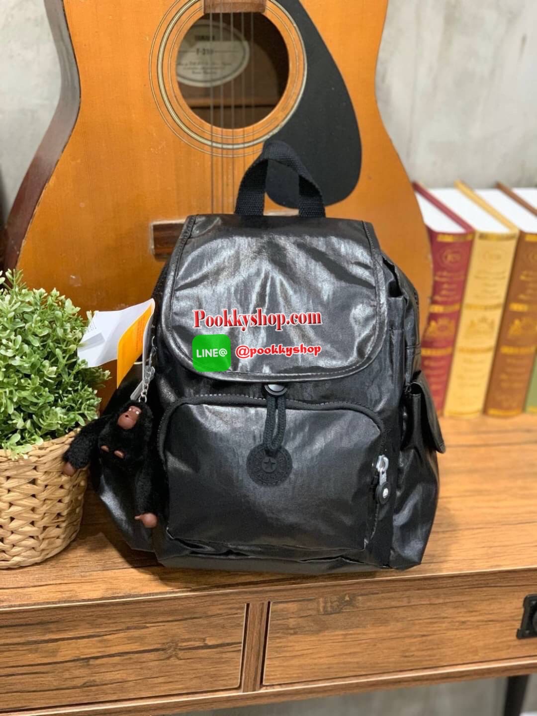 Kipling City Pack Backpack วัสดุPolyamide100% เป้ขนาดกลาง ที่เปิดปิดด้วยตัวล็อค2ชั้นด้วยกระดุมแม่เหล็กและซิป มีช่องใช้งานหลายช่องรวมถึงช่องซิปด้านหน้า มีลูกเล่นที่ด้านหลังมีช่องซิปสำหรับเก็บของและเก็บสายเป้ได้ หรือใช้สายจากเป้สะพายไหล่ได้ ประดับด้วยพวงกุญ