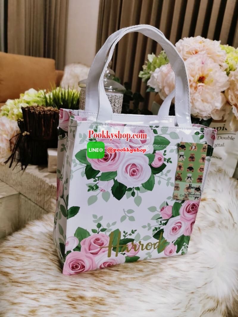 ลายนี้เข้าแล้วนะคะ! พร้อมส่งไอเท็มยอดนิยม! Harrods London Top-handle Shopping Bag กระเป๋า Shopping แบรนด์ดังจากอังกฤษรุ่นยอดนิยมวัสดุ PVC+Polyester 100% ของแท้เนื้อหนาอยู่ทรงกันน้ำ ขนาดกำลังดี น้ำหนักเบา เปิดปิดด้วยซิปสะดวกใช้หัวซิปปั้มโลโก้แบรนด์อะไหล่เง
