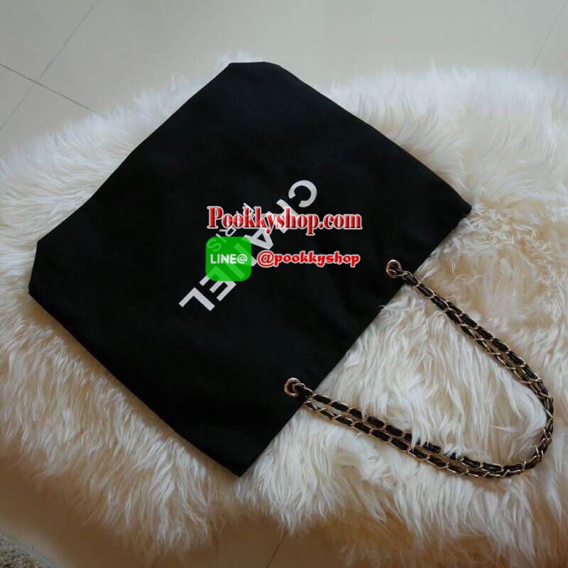 New Arrival!! พร้อมส่งที่ไทย ตามคำเรียกร้อง CHANEL VIP CANVAS TOTE BEAUTY GIFT TOTE CANVAS SILVER HARDWARE CHAIN STRAPS วัสดุทำจาก ผ้าแคนวาสหนา บุด้วยผ้าซับอีกชั้น ด้านหน้ามีโลโก้แบรนด์ ตรงอะไหล่ปั้มแบรนด์ทุกจุด ตัวสายทำจากโซ่ เรียบ หรู ดูดี ใส่ของได้เยอะ