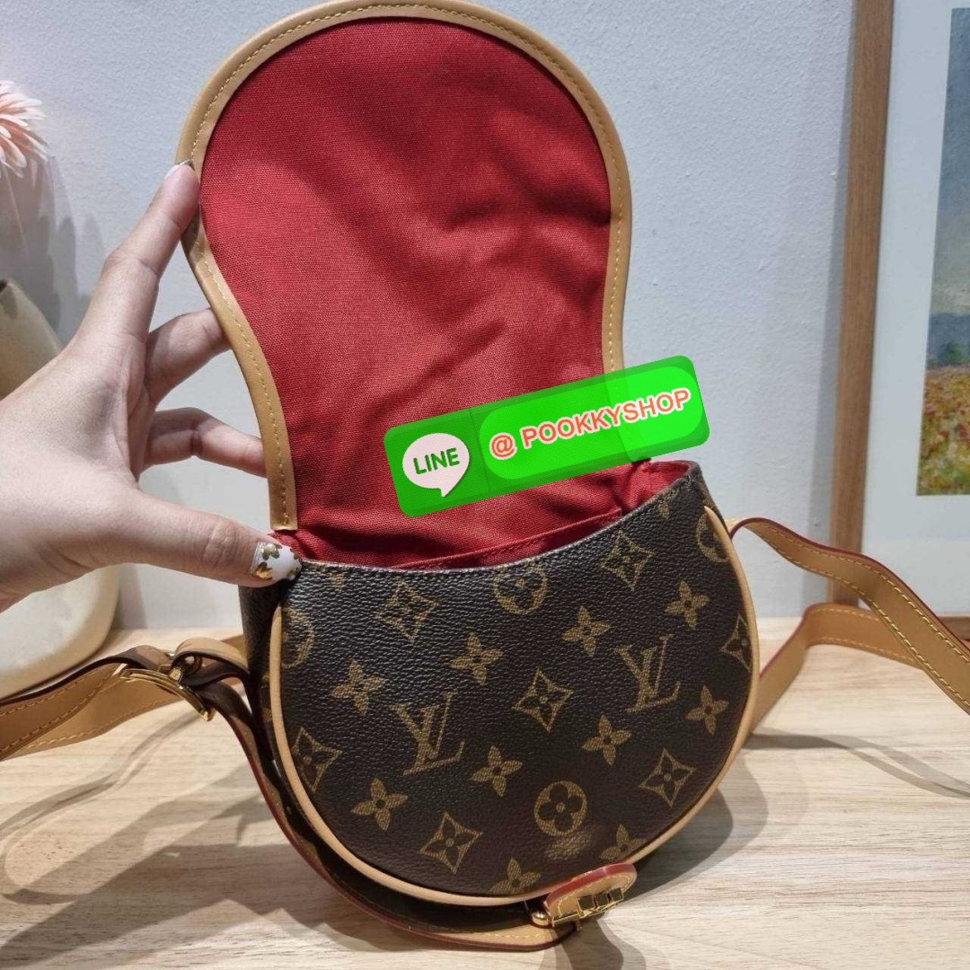 LV TAMBOURIN CROSSBODY BAG 🔆 Details รุ่นลิมิเต็ดหายาก กับกระเป๋าสะพายทรงสวย ดีไซน์คลาสสิค เปิด-ปิดด้วยกนะดุมแม่เหล็ก สายสะพายในตัว ปรับได้ หรือซ่อนสายและถือเป็น clutch ออกงานก็ได้ ดูแพงมากๆ ภายในเป็นช่องโล่ง ใส่ของจุกจิกได้ ของจำเป็นได้ โทรศัพท์ไ