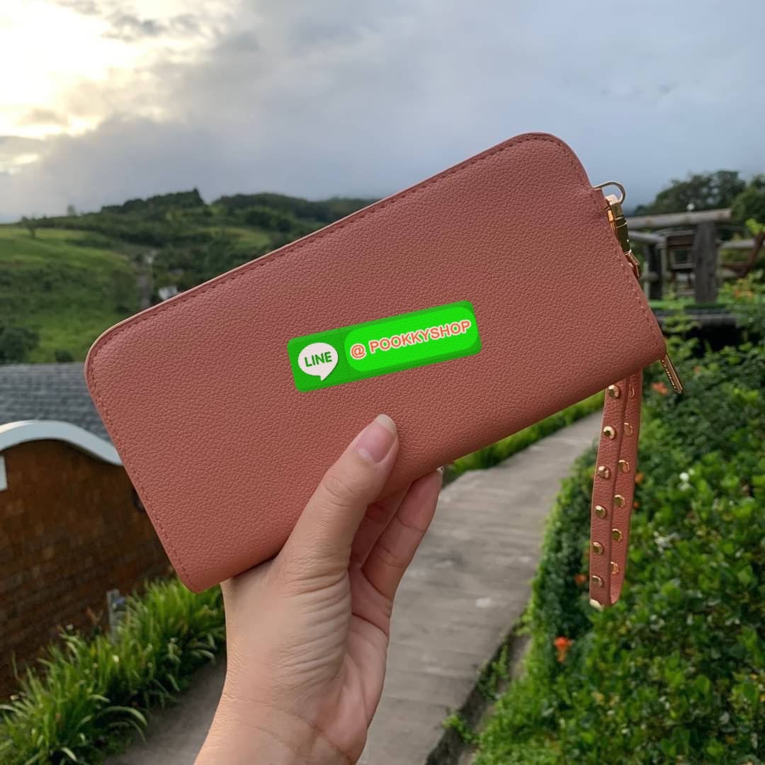 Charles & Keith Classic Zip Around Wallet กระเป๋าาสตางค์ใบยาว ซิปรอบ ด้านในมีช่องใส่บัตรหลายช่อง มีช่องใส่ธนบัตร และช่องซิปใส่เหรียญค่ะ มาพร้อมสายคล้องข้อมือ ตกแต่งด้วยหมุด