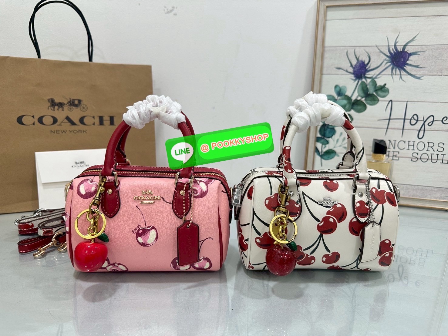 🍒 Coach CY745 – Mini Rowan Crossbody Bag With Cherry Print ใบจิ๋วแต่น่ารักที่สุดในโต๊ะวันนี้ สดใสขี้เล่น สะพายเมื่อไหร่…ก็น่ามองเสมอ “หวานแบบเด็กผู้หญิง สดใสแบบผู้หญิงเก่ง และซ่อนความขี้เล่นไว้ในใบเดียว”Coach Mini Rowan รุ่นพิเศษพิมพ์ลาย Cherry ทั