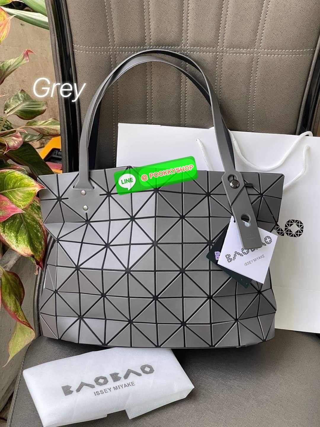 💕 Bao Bao Issey Miyake ROCK MATTE ซีรีส์นี้จะเป็นทรงสี่เหลี่ยมผืนผ้า มีซิปปิดด้านบน ถือเป็นรุ่นที่เหมาะกับการใช้งานในชีวิตประจำวัน สามารถพับมุมและบริเวณด้านล่างของกระเป๋าเพื่อเพิ่มความสะดวกสบายในการใช้งาน ทั้งยังช่วยให้วางกระเป๋าในแนวตั้งได้อีกด้ว