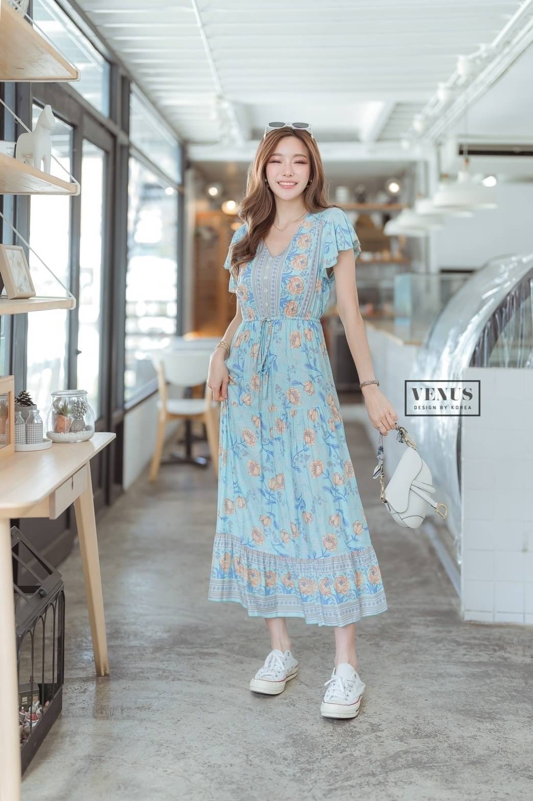 I'm Lady By Venus Flora MaxiDress แม๊กซี่เดรสพิมพ์ลายดอกไม้ แต่งกระดุมเรียงหน้า ช่วงเอวแต่งสม๊อคยืด สามารถรูดได้นะคะ งานเก๋เนื้อผ้าพริ้วใส่สบายสุดๆคะ แม๊ทกับรองเท้าผ้าใบก็น่ารักคะ