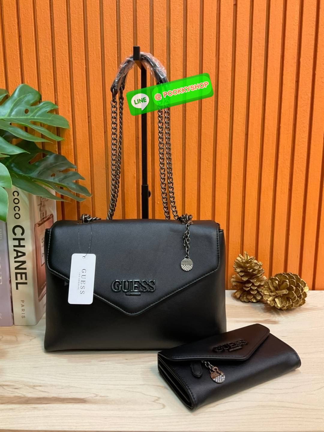 🚚 พร้อมส่ง 🚚 Guess Women’s Crossbody Bag Set สุดคุ้ม!!!! เซตสวยหรูดูแพง สวยจริงจริง ช้าหมด ราคานี้หาที่ไหนได้!! กระเป๋าสะพาย+กระเป๋าสตางค์ใบยาว มาพร้อมพวงกุญแจถอดออกได้ ด้านหน้าประดับโลโก้แบรนด์สวยโดดเด่น กระเป๋าสะพายไหล่ และสะพายข้าง cros