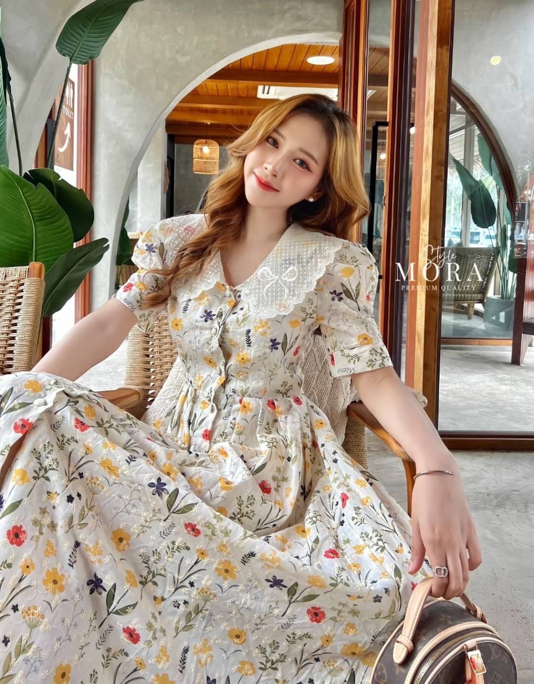 เดรสฉลุยาว คอแต่งลูกไม้ ตัวชุดพิมพ์ลาย ทรงกระดุมผ่าหน้ายาว น่ารักเกินปุยมุ้ยย ของมันต้องมีจริงๆเลยค่าาารุ่นนี้