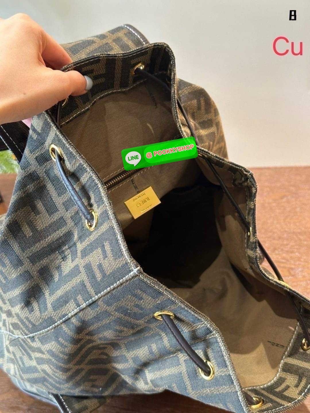 FENDI Zucca Monogram Backpack with 2 pocket กระเป๋าเป้ FF ใบใหญ่จุของได้เยอะ ภายในโล่งกว้าง พร้อมช่องใส่ของด้านหน้าสะดวกใช้งาน นานๆจะมีมาในรูปแบบเป้ให้ครอบครองกันค่า! วันไหนๆ ในไทยหรือ ตปท.ใบเดียวจบ!! สินค้าแนะนำนาทีทองนี้ สามารถใข้ได้ทุกๆวัน ไม่ว่าจะในไท