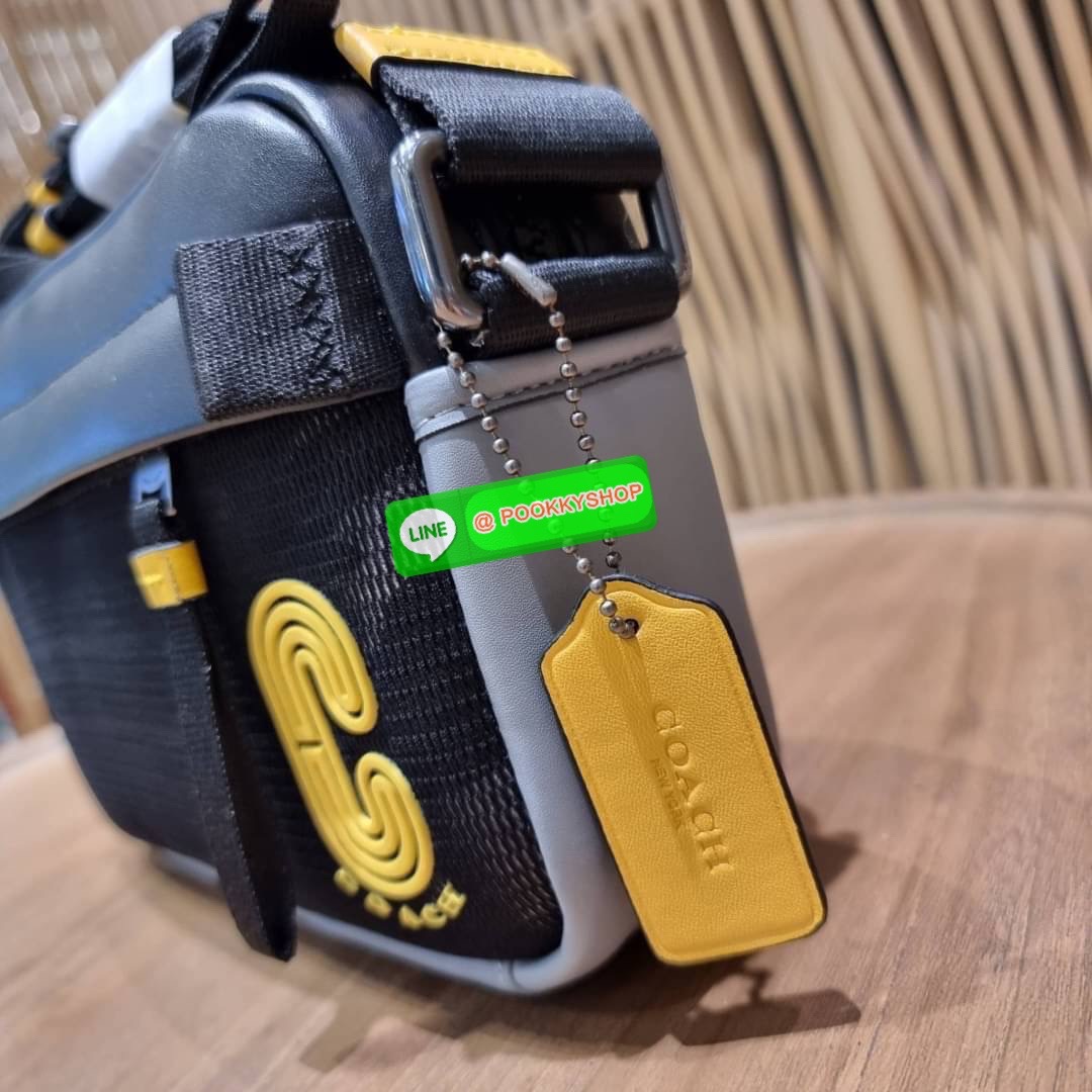 COACH 2373 EDGE CROSSBODY ความเท่ never die!! กระเป๋าครอสบอดี้ทรงยอดฮิต ที่หนุ่มๆไม่ควรพลาด รูปทรงดีไซน์คลาสสิค ใช้งานง่าย วัสดุหนังแท้สลับแคนวาส โดดเด่นด้วยลูกเล่นโทนสี ตัวกระเป๋ามีซิปหลัก และซิปด้านหน้า พร้อมช่องแยกด้านหลัง ใส่ของไปเลยเน้นๆ ใส่โทรศัพท์ม