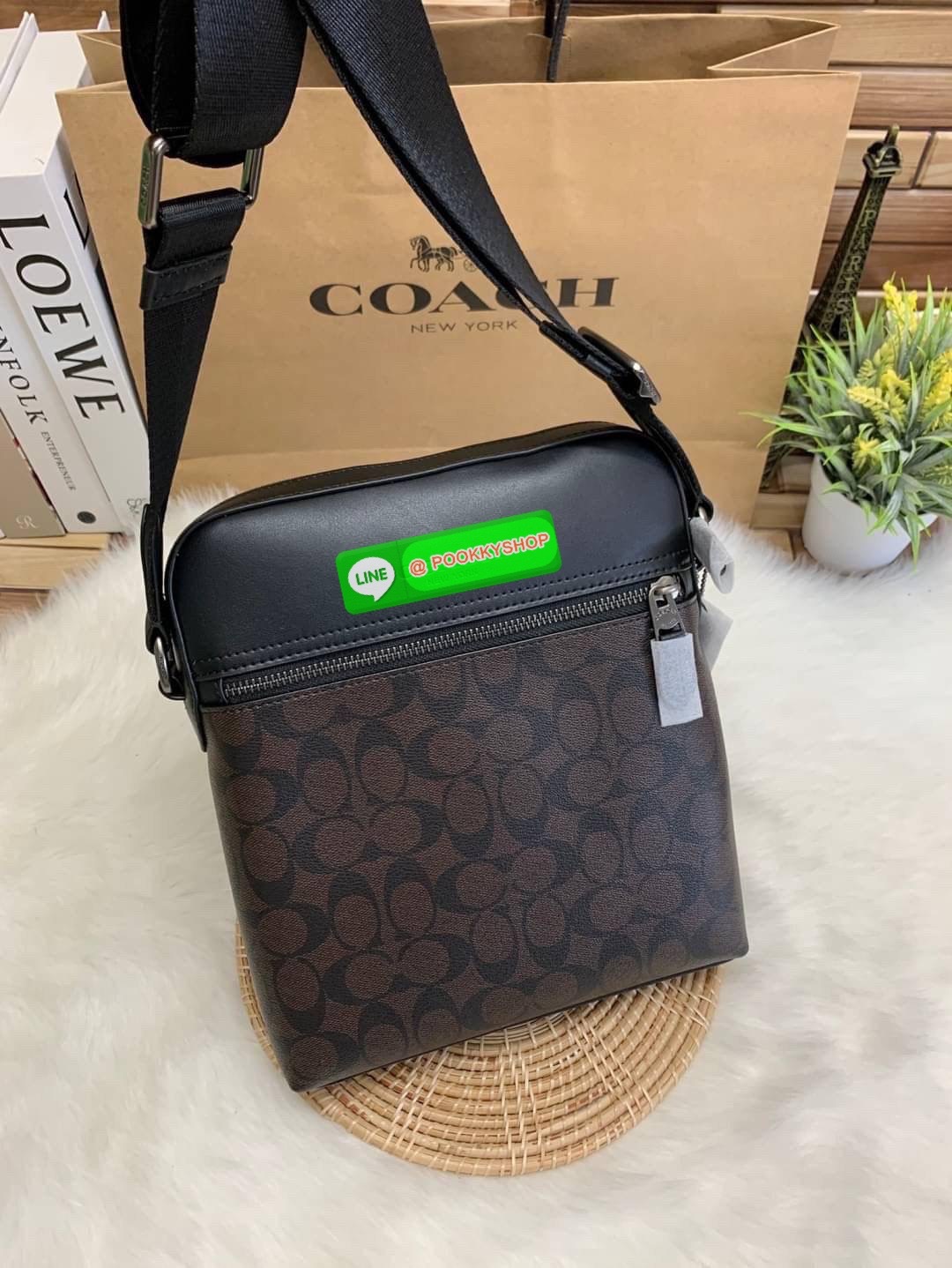 COACH Houston Flight Bag In Signature ((73336)) พร้อมส่งอีกครั้งค่ะ รุ่นที่คุณผู้ชายต้องมีติดตัว! กระเป๋าสะพายครอสบอดี้ร์ หนังแท้ หนังนิ่มดีค่ะ ด้านหน้าเป็นช่องซิปยาวให้หนึ่งช่อง เปิดปิดกระเป๋าแบบซิปภายในโล่ ใส่ของได้เยอะพอประมานเลยนะคะ พร้อมช่องแยกย่อย ใ