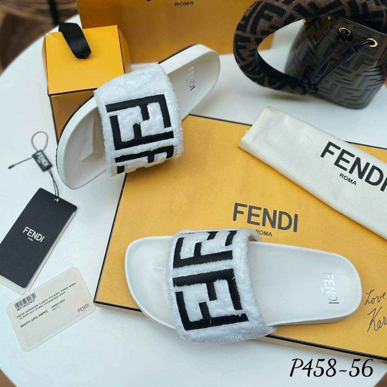 พร้อมส่ง งานมาใหม่ล่าสุดเลยค๊า รองเท้าแตะ ส้นแบน งานFe ndi. ขนเฟอร์นุ่มๆ งานปักโลโก้ น่ารักมากกกๆ ค่ะ นุ่ม ใส่สบาย มาไม่มากน้า รีบจัดเลยค๊า