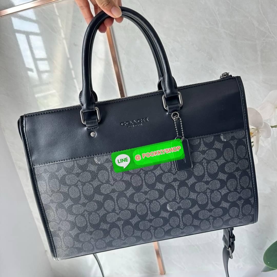 Coach Gotham Folio In Signature Canvas c2682 🔖กระเป๋าใส่เอกสาร Gotham เป็น กระเป๋าเอนกประสงค์ทำให้จัดเก็บเอกสารได้อย่างเรียบง่าย 🔖วัสดุ: แคนวาสตัดหนังแท้ 🔖เปิด-ปิดแบบซิป ด้านบน ภายในมีช่องแยกใส่เอกสารมีพื้นที่สำหรับใส่แล็ปท็อปขนาด