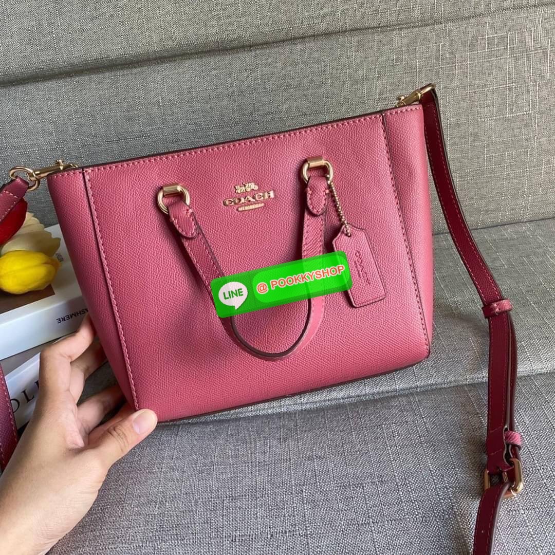 Coach Alice Satchel In Signature Canvas ( coach ca224) กระเป๋าสะพายข้าง ดีไซต์จากแบรนด์เรียบหรู สะพายได้ทุกโอกาส วัสดุหนังแท้ หูจับและสายหนังแท้ เปิดปิดด้วยซิป ภายในกระเป๋าช่องโล่ง ใส่ของได้เยอะ มีช่องเล็ก 1 ช่อง ซับในผ้า มีฐานรอง สายถอดได้ สามารถสะพายไหล