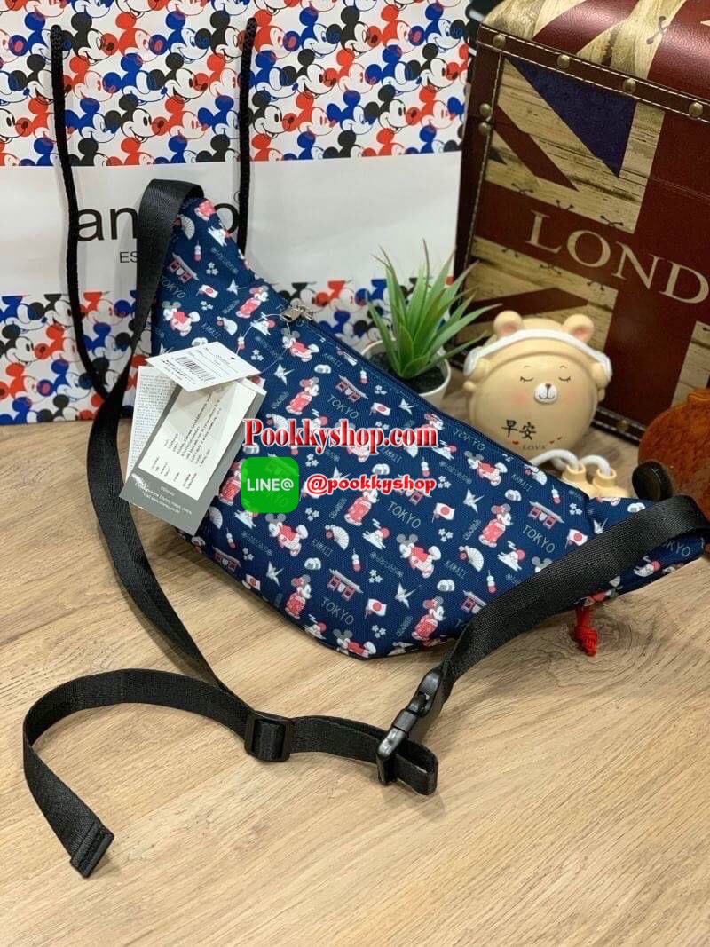 ANELLO กระเป๋าคาดอก CROSSBODY MINI DISNEY X ANELLO รุ่นDT-G010 กระเป๋าทรงคาดอก คาดเอว หรือสะพายครอสบอดี้ จากDisney x anello ซีรีย์ Let's travel with Mickey คอลเลคชั่นใหม่ที่มีการนำทั้ง 5 ประเทศ เอาสถานที่มาวางบนตัวกระเป๋าและมีตัวการ์ตูนสุดคลาสสิคอย่า