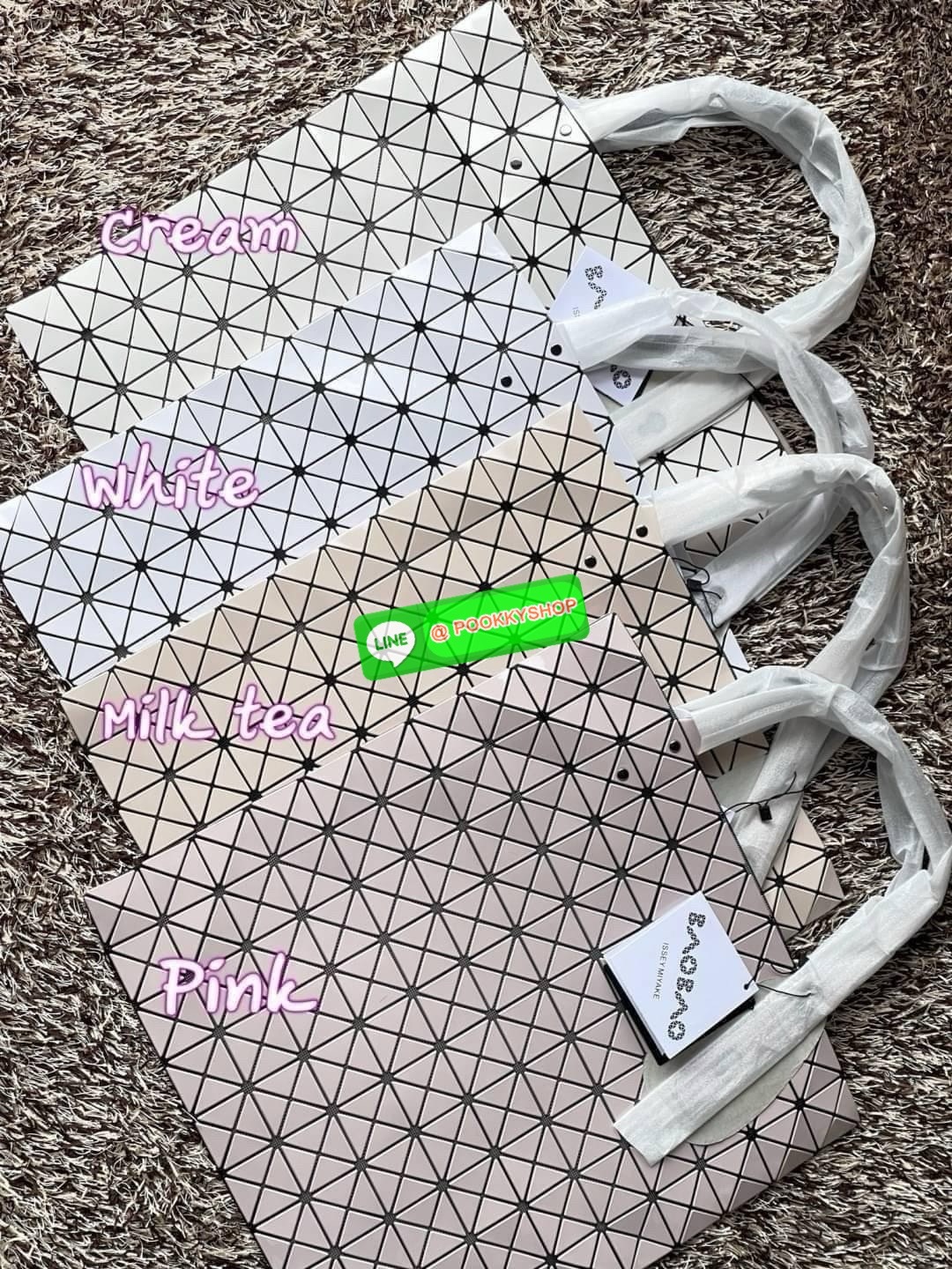 Baobao Issey Miyake Prism Frost ToTe Bag ซีรีส์ที่มีความแวววาวนุ่มนวลและมีลวดลายคล้ายเกรนของผ้าเพื่อสร้างลุคที่มีเท็กซ์เจอร์ กระเป๋าโท้ตที่มีให้เลือกอย่างหลากสี มีกระเป๋าซิปด้านในที่สามารถเก็บของมีค่าได้อย่างปลอดภัย เช่น บัตรโดยสารประจำและกุญแจ กระเป๋าโท้