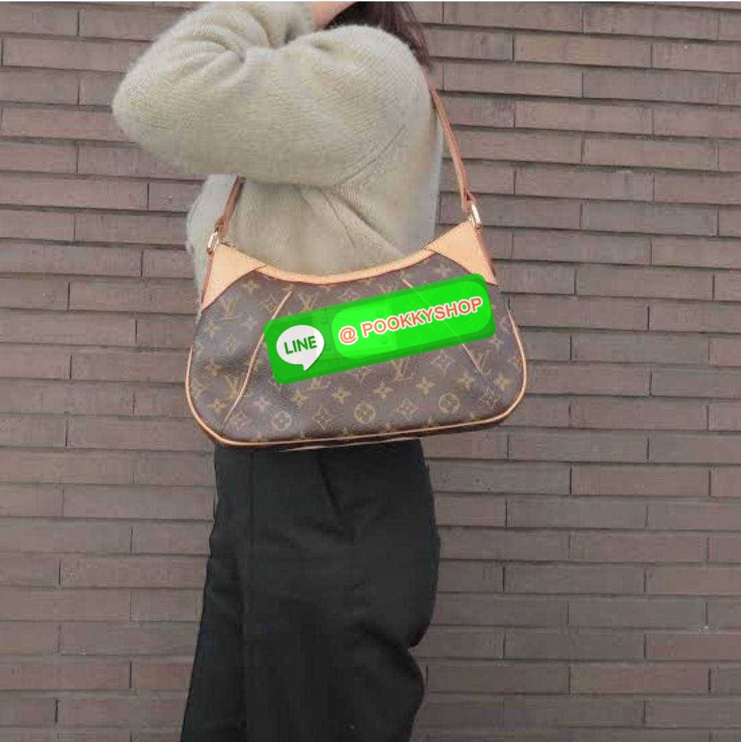 LV THAMES PM BAG กระเป๋าสะพายไหล่รุ่นยอดฮิตทรงพอช ใบใหญ่กำลังดี สวยดีไซน์คลาสสิควินเทจ สายสะพายในตัวใช้งานได้คล่องตัว ปรับได้อีกเล็กน้อย วัสดุหนังแคนวาสทนทาน เปิดปิดด้วยซิป ภายในโล่งใส่ของสำคัญได้ครบ สามารถสะพายแมทช์ได้กับทุกลุค ทุกสไตล์ หรือจะเลือกเป็นกร
