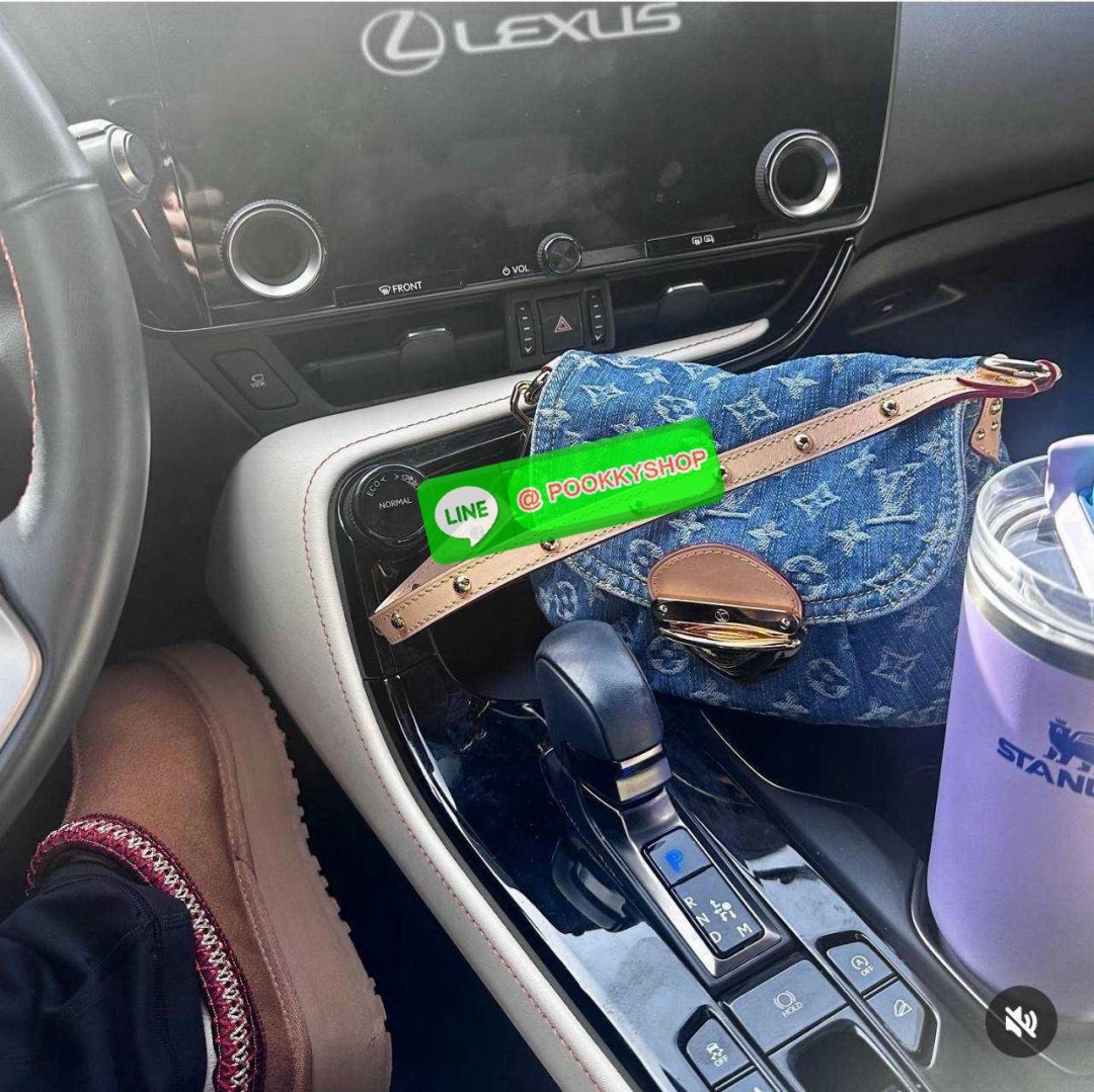 LV sunset monogram denim bag 🔆 Details แรงมากฉุดไม่อยู่ กับกระแสคอลใหม่ lvremix ดีไซน์แบบตัวมัม y2k รูปทรง baguette สวยดูแพง ใบนี้ก็ฉ่ำสุดๆ เป็นกระเป๋าสะพายไหล่ ที่สามารถปรับเป็นสะพายข้างได้