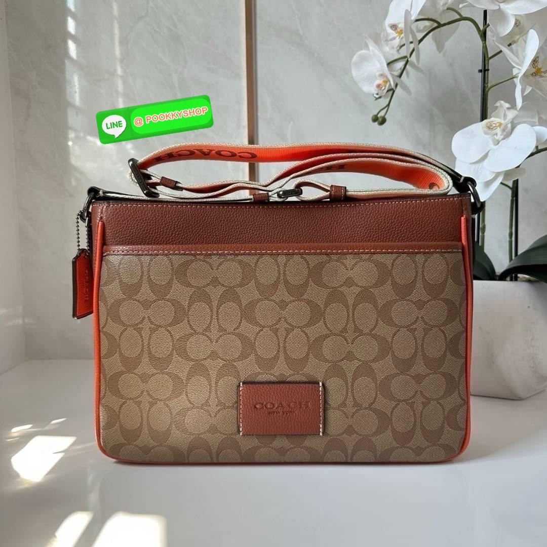 COACH DISTRICT CROSSBODY IN SIGNATURE CANVAS CH078 🔖กระเป๋าสะพายคอสบอดี้ทรงสีเหลี่ยม 🔖วัสดุ : canvas, ตัดขอบหนัง pebble leather 🔖 เปิด-ปิดแบบซิป ด้านในมีช่องซิปและช่องอเนกประสงค์ ปิดด้วยซิปด้านบน ซับในผ้า มีช่องซิปและช่องเก็บของด้า