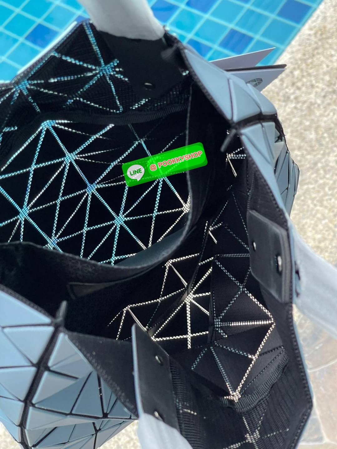 Baobao Issey Miyake Prism Kangaroo tote bag กระเป๋าถือทรงโท้ทที่ประดิษฐ์ขึ้นอย่างเชี่ยวชาญในญี่ปุ่น มาพร้อมแผงเรขาคณิตสำหรับการออกแบบที่ได้รับแรงบันดาลใจจากกระดาษพับ ซิลลูเอทอันเป็นเอกลักษณ์นี้ปิดท้ายด้วยสายรัดแบบอสมมาตร มีการพัฒนาโครงสร้างทรงสามเหลี่ยมเพ