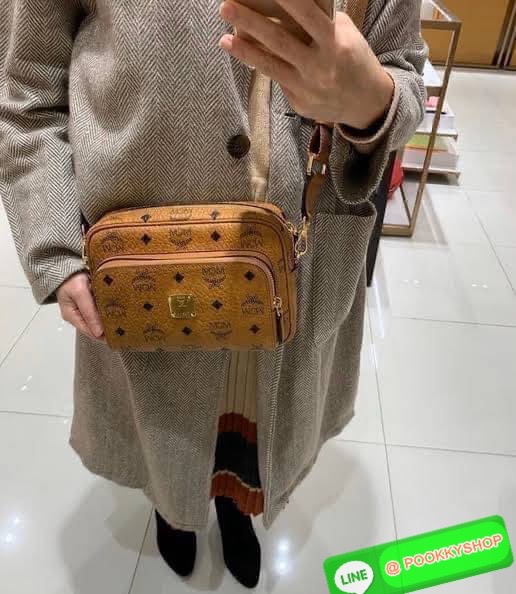 ð MCM KLASSIK CROSSBODY in Visetos( Small )āļāļĢāļ°āđāļāđāļēāļāļĢāļāļŠāļāļāļāļĩāđ Klassik āļāļĩāđāļĄāļĩāļĨāļąāļāļĐāļāļ°āļāļĢāļāļāļēāļĄāļāļ·āđāļ āļāļāļāđāļāļāļŠāđāļāļĨāđāļāļĨāļēāļŠāļŠāļīāļ āđāļāļĢāļāļŠāļĢāđāļēāļāļāļĢāļ°āđāļāđāļēāļāđāļģāļŦāļāļąāļāđāļāļēāļĄāļāļāļāļīāļŠāļĢāļ°āđāļŦāļāļ·āļāļāļąāđāļ āļāđāļēāđāļāđāļāļĨāļ·āļāļāļāļīāļ§āļĨāļēāļĒ Visetos āļāļąāļāđāļāđāļāđāļāļāļĨāļąāļāļĐāļāđāļāļāļmcm āđāļāļāļĩāđāļāļ·āļāđāļāļāđāļāļŠāļāļāļĢāļĩāđāđāļāļāđāļŪāļāļāđāļāļĢāļĩāļāļĩāđāļŠāļĄāļāļđāļĢāļāđāđāļāļāļāļĩ