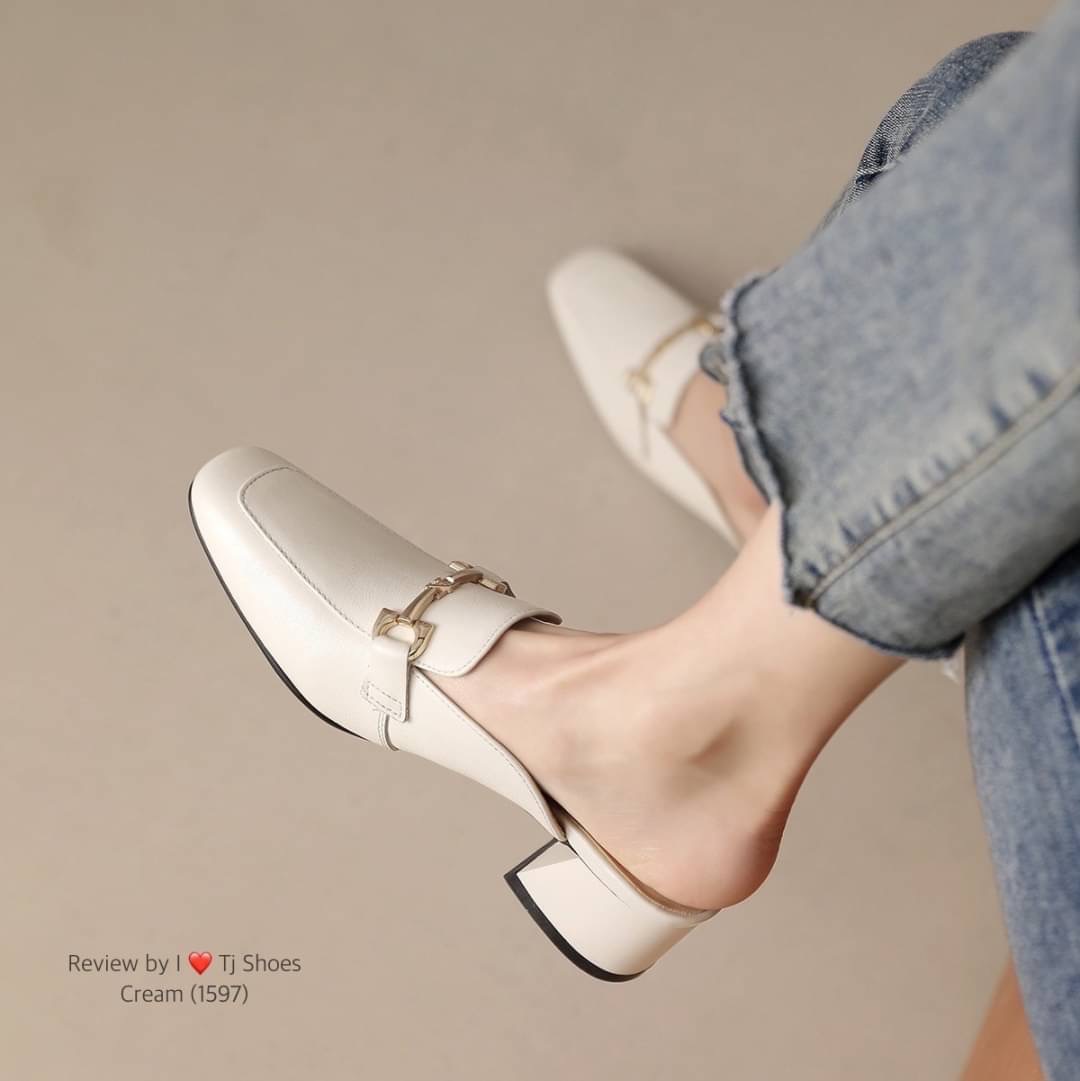 พร้อมส่งรุ่นนี้เก๋มาก ขายดีมากบอกเลยจ้า รองเท้านำเข้า หนังนิ่มมากๆ สวมใส่ง่ายใส่สบาย จับแมทกับชุดง่าย ใส่แล้วดูดีดูเกร๋มากๆ แถมใส่ได้ตลอด ไม่มีเอ้าท์ ของจริงงานดี สวยตรงปกแน่นอน เพราะทางร้านถ่ายรูปจากสินค้าจริง สวยเป๊ะมาก ควรมีไว้เป็นคู่โปรด เป็นรุ่นที่ทา