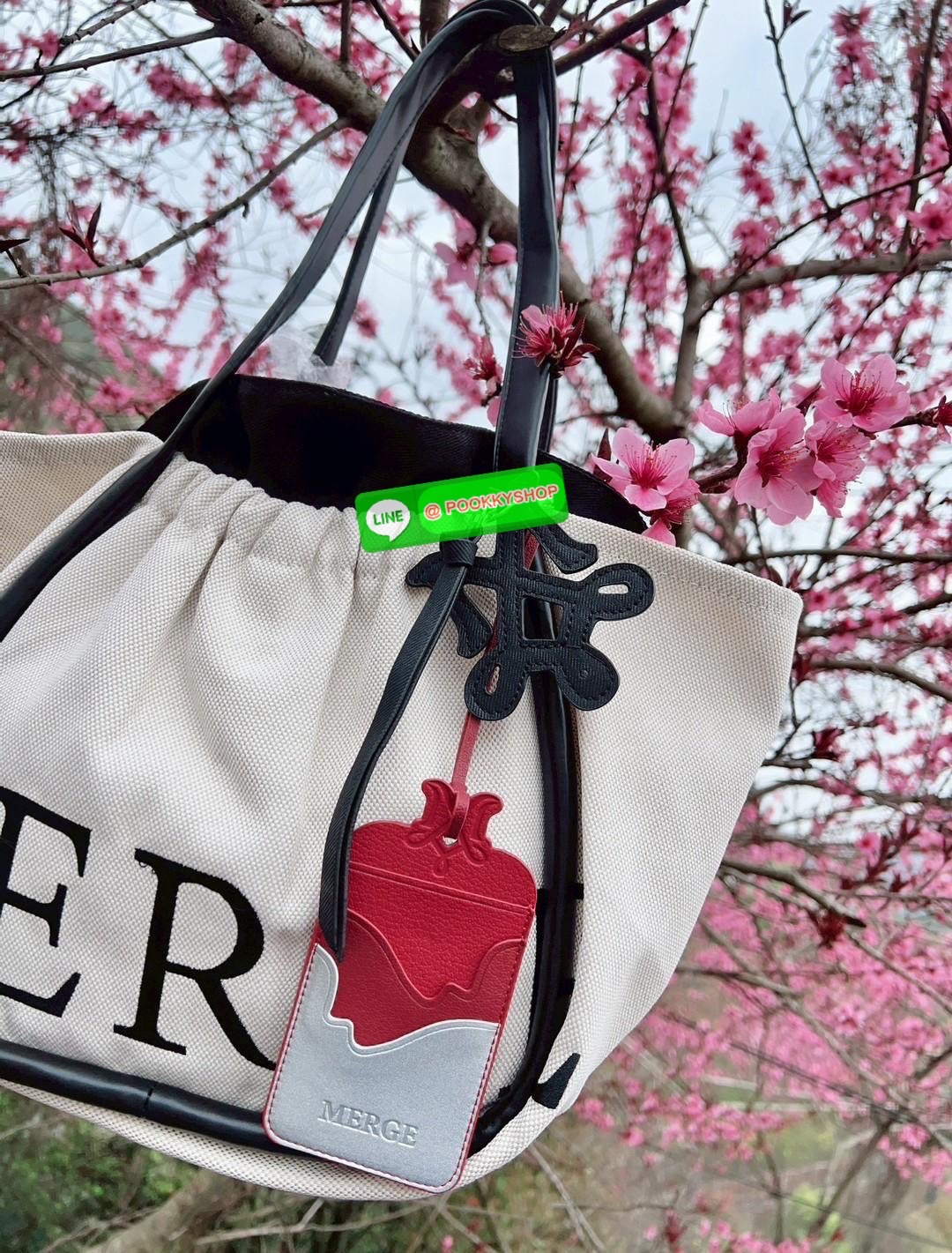 MERGE A DAY MEDIUM BAG 🔖พร้อมส่ง! กระเป๋าหิ้วหรือคล้องไหล่ ทรงสวย วัสดุผ้าทอเทคนิค Flyknit อย่างดี แต่มีน้ำหนักเบา หูหิ้วแบบหนังมีความแข็งแรงในการใช้งานค่ะ ภายในโล่งกว้าง ใส่สัมภาระได้เยอะค่ะ