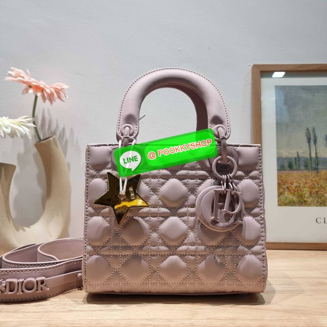 NEW ARRIVAL!! CD LADY ULTRAMATTE BAG กระเป๋าสะพายข้างพรีเมี่ยมกิ๊ฟสุดฮอต ดีไซน์เรียบง่าย แต่แฝงไปด้วยความหรูหรา ทรงกล่องคลาสสิค โดดเด่นด้วยพวงกุญแจอะไหล่สีเดียวกับตัวกระเป๋า วัสดุหนังแท้ผิวแมทท์ ลายเส้นซ้อนทับสวยงาม มีรูปแบบ หูจับในตัวและสายครอสบอดี้สุดเล
