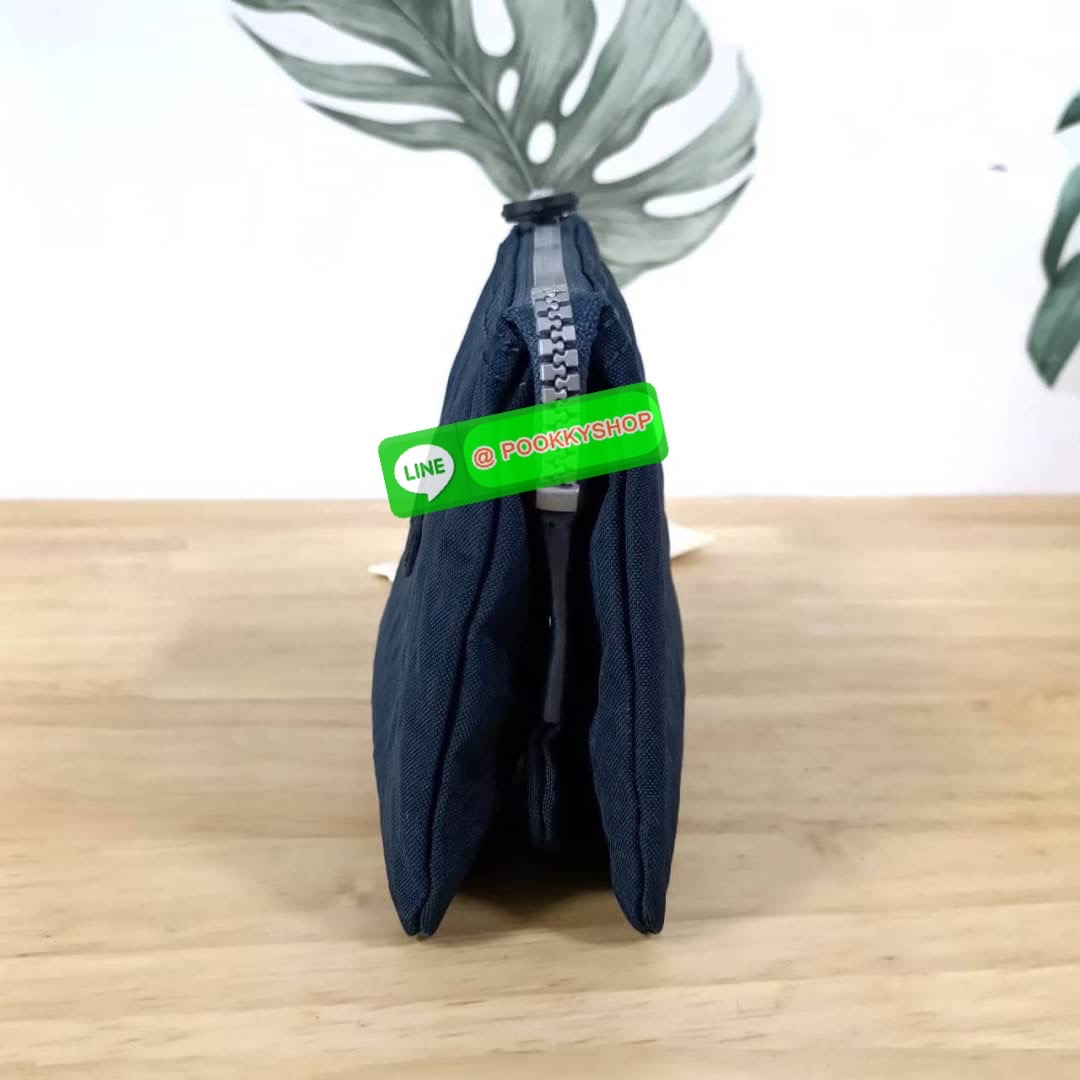 Kipling Creativity Large Pouch วัสดุ Nylon 100% กระเป๋าคล้องมือขนาดพอเหมาะ 7.25 นิ้ว พกพาสะดวก เปิด-ปิดด้วยซิปเดียวใช้งานง่าย ด้านในมีช่องกว้าง 2 ช่องและช่องซิปเล็กตรงกลางอีก 1ช่อง ใช้งานได้สะดวก สามารถใส่มือถือ 7.5 นิ้วได้ กุญแจรถ ธนบัตรได้ ล็อตนี้มาพร้อ