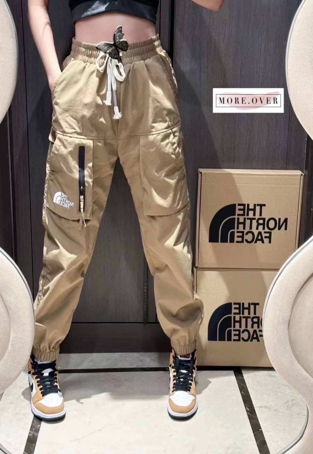 รุ่นใหม่ล่าสุดชนช็อปเลยจ้า กางเกงขายาวเนื้อผ้าร่มปลายขาจั้ม THE NORTH FACH ลุคสป็อตเท่ๆค่ะ เนื้อผ้าอย่างดี คุณภาพการันตี มีป้าย tag แบรนด์