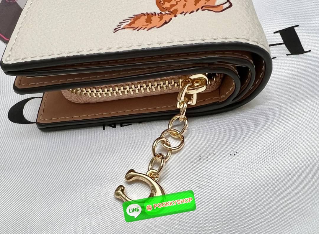 COACH SNAP WALLET ((cc472//cc920//cc922)) 🌍พร้อมส่ง ใหม่ล่าสุด สุดคิ้วว ห้ามพลาดก่อนหมดค่ะ! ✔️กระเป๋าเงินใบสั้น หนังแท้ สกรีนล์ลายน้องหมา//น้องแมว สุดน่ารักมากค่ะ ✔️เปิดปิดกระเป๋าแบบกระดุม ภายในมีช่องเสียบบัตร6ช่อง//ช่องใส่ธนบัตรตามย