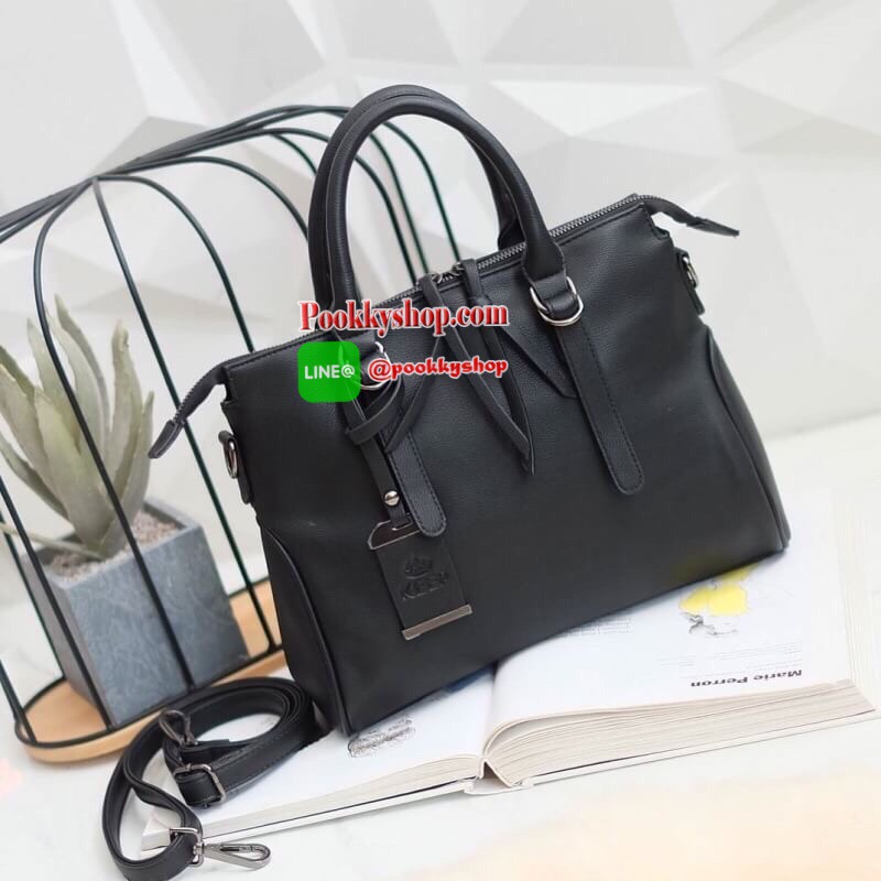 ทรงสวยขายดีมาก จากแบรนด์ KEEP ทรง รุ่น Parish hand bag with cute taddy จุดเด่นที่ >หนังเนื้อดี นิ่มมาก >น้ำหนักเบา >ถือสะพายเข้าง่ายกับทุกชุด >ขนาดกระเป๋ากำลังดีคะ ใส่ กปต ยาว ไอแพด จุคุ้ม > มีช่องย่อยแบ่งเก็บของด้านใน ถึง 3 ช่องใหญ่ แยกเก็