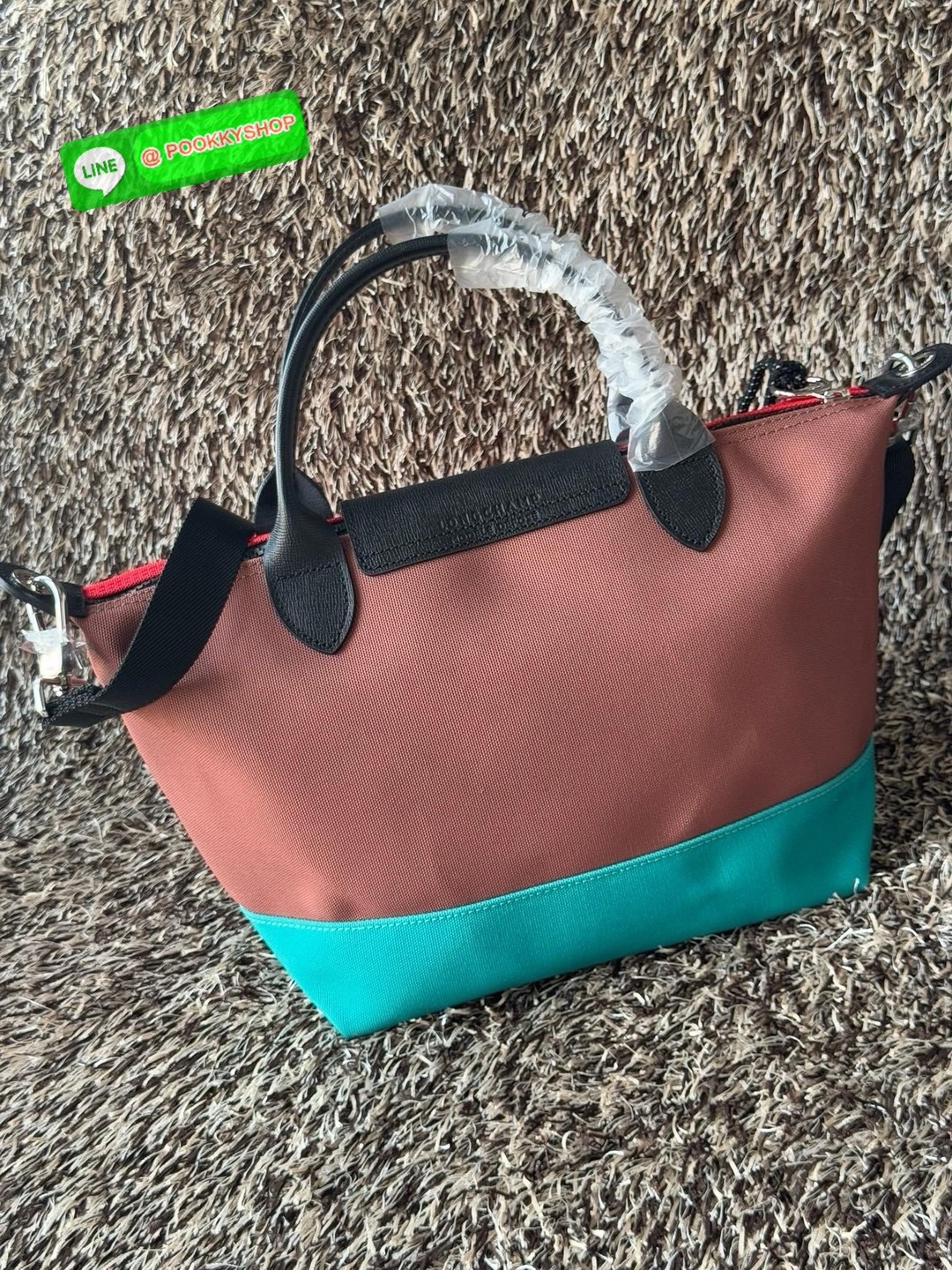 Longchamp Neo s Adjustable เป็นกระเป๋าสไตล์สปอร์ต ทันสมัย และใช้งานได้จริง น้ําหนักเบา กระเป๋าใบนี้เป็นเครื่องประดับที่มีเสน่ห์ในอุดมคติที่จะติดตามคุณในทุกกิจกรรมยามเย็นของคุณ มาพร้อมกับสายสะพายไหล่ปรับได้ สามารถพกพาได้ ทั้งแบบถือและสะพาย เหมาะสําหรับใช้ใ